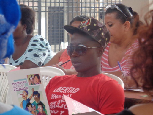 Asistente al taller sobre protección social en el local del CEPAM en Guayaquil
